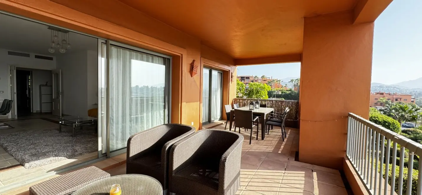 Продажа апартаментов на среднем этаже в Estepona 0