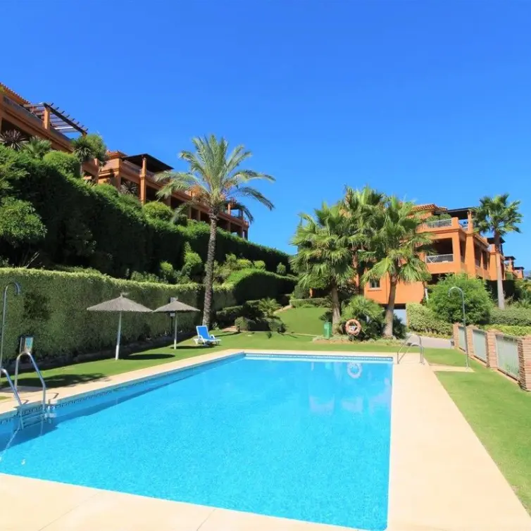 Продажа апартаментов на среднем этаже в Estepona