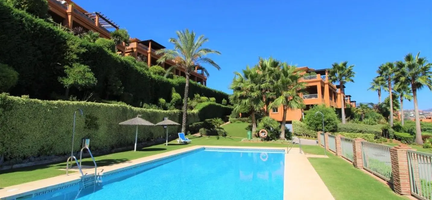 Продажа апартаментов на среднем этаже в Estepona 1