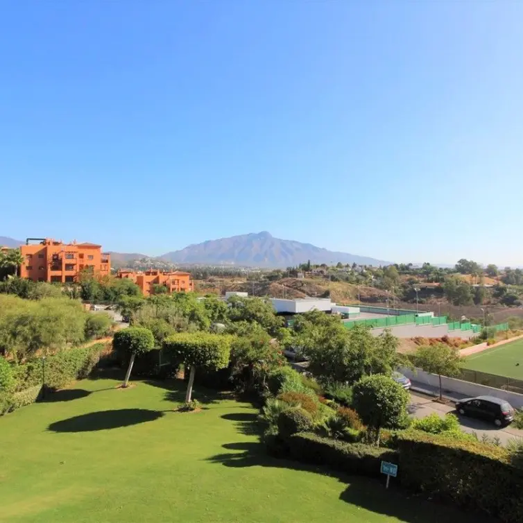 Продажа апартаментов на среднем этаже в Estepona