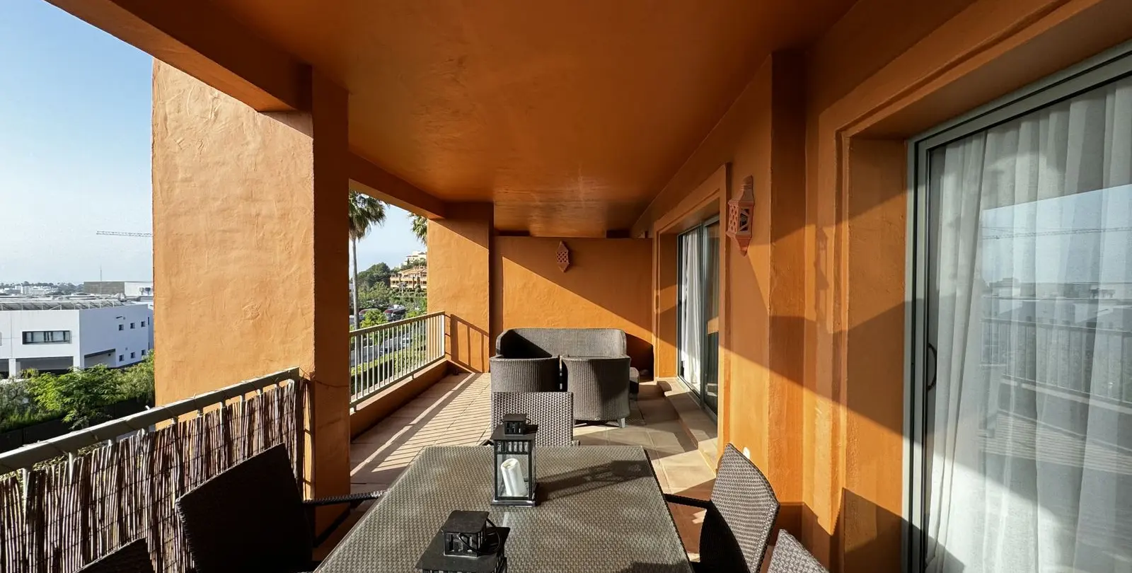 Продажа апартаментов на среднем этаже в Estepona 10