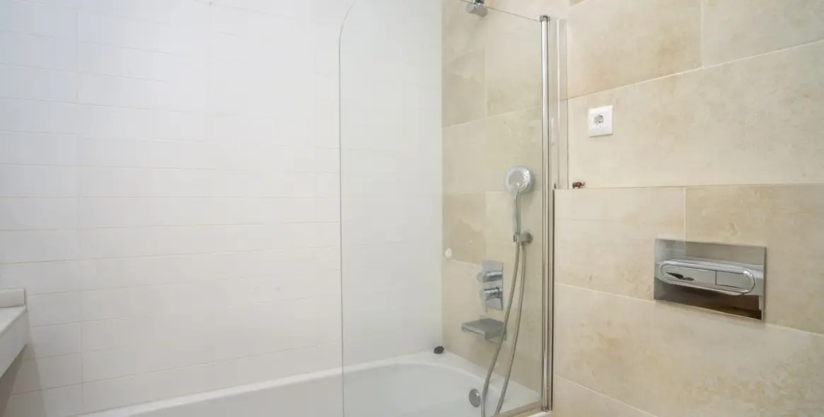 Sale of middle floor apartment in Marbella 28