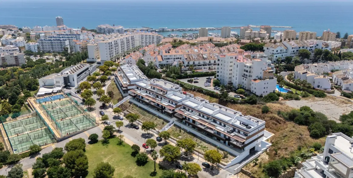 Sale of middle floor apartment in Estepona 1