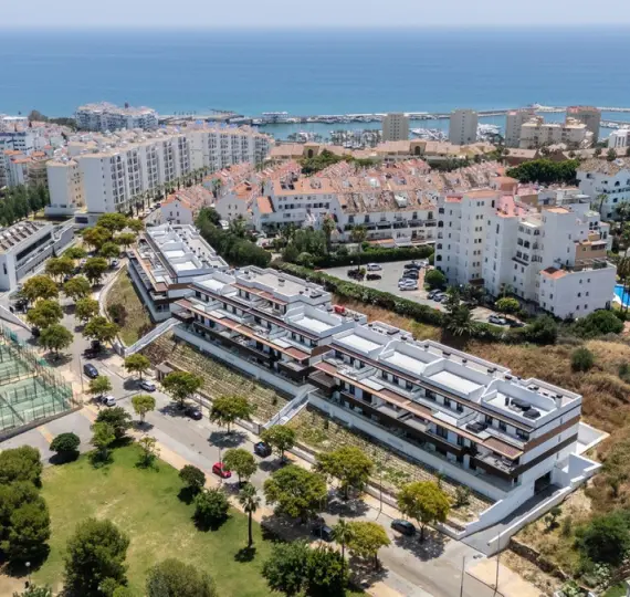 Sale of middle floor apartment in Estepona