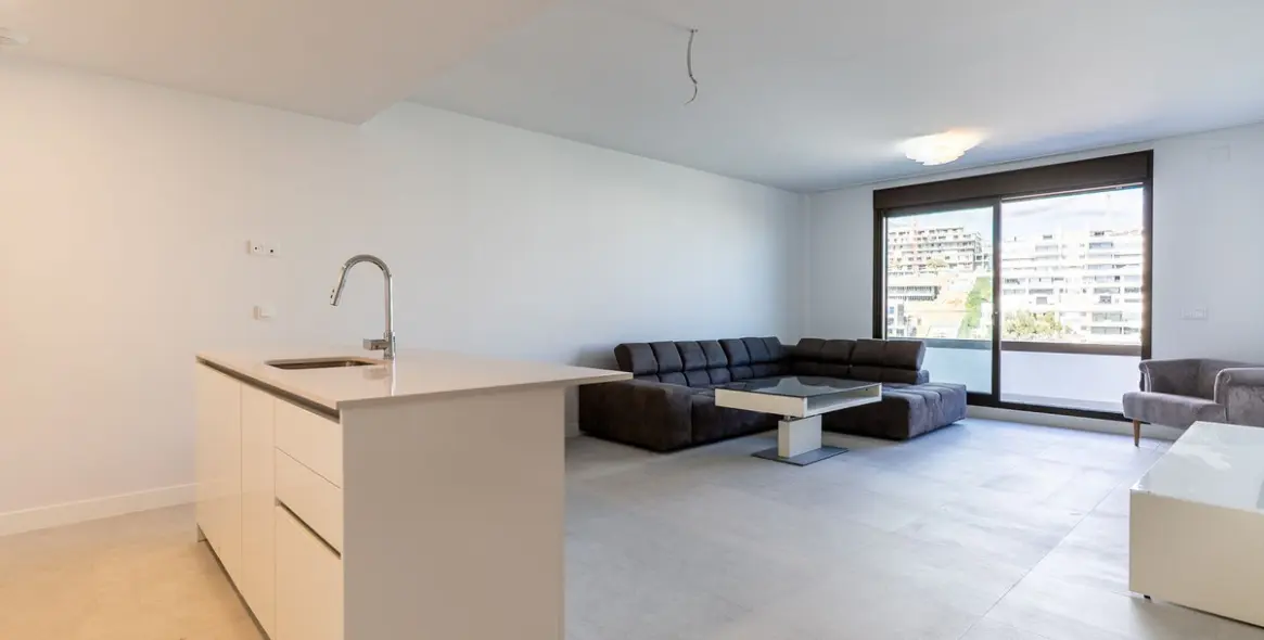 Sale of middle floor apartment in Estepona 2