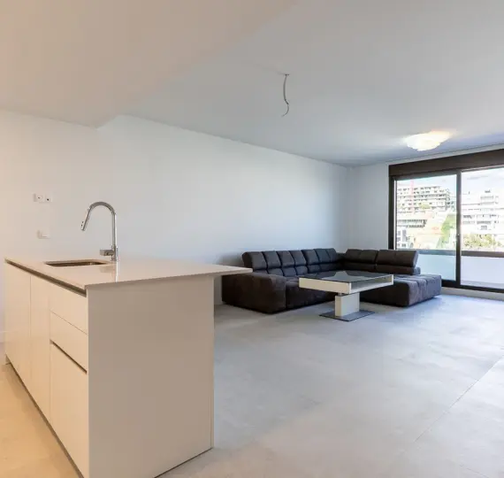 Sale of middle floor apartment in Estepona