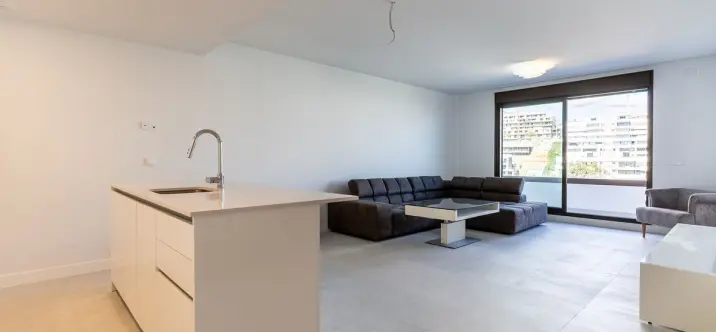 Sale of middle floor apartment in Estepona 1