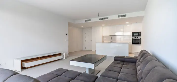 Sale of middle floor apartment in Estepona 3