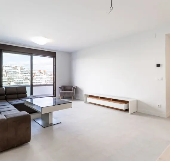 Sale of middle floor apartment in Estepona