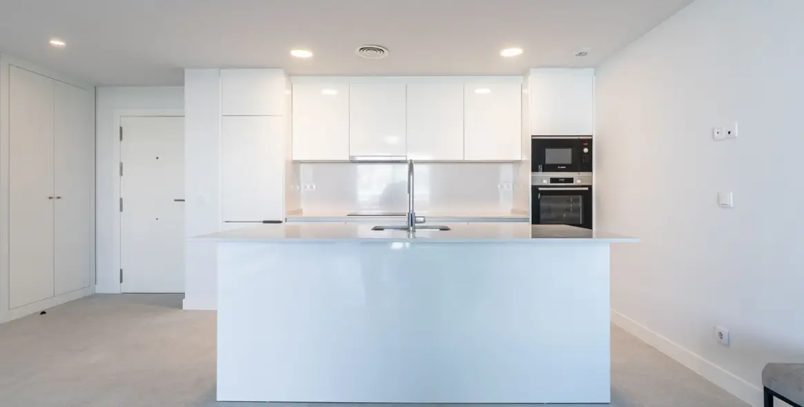 Sale of middle floor apartment in Estepona 12