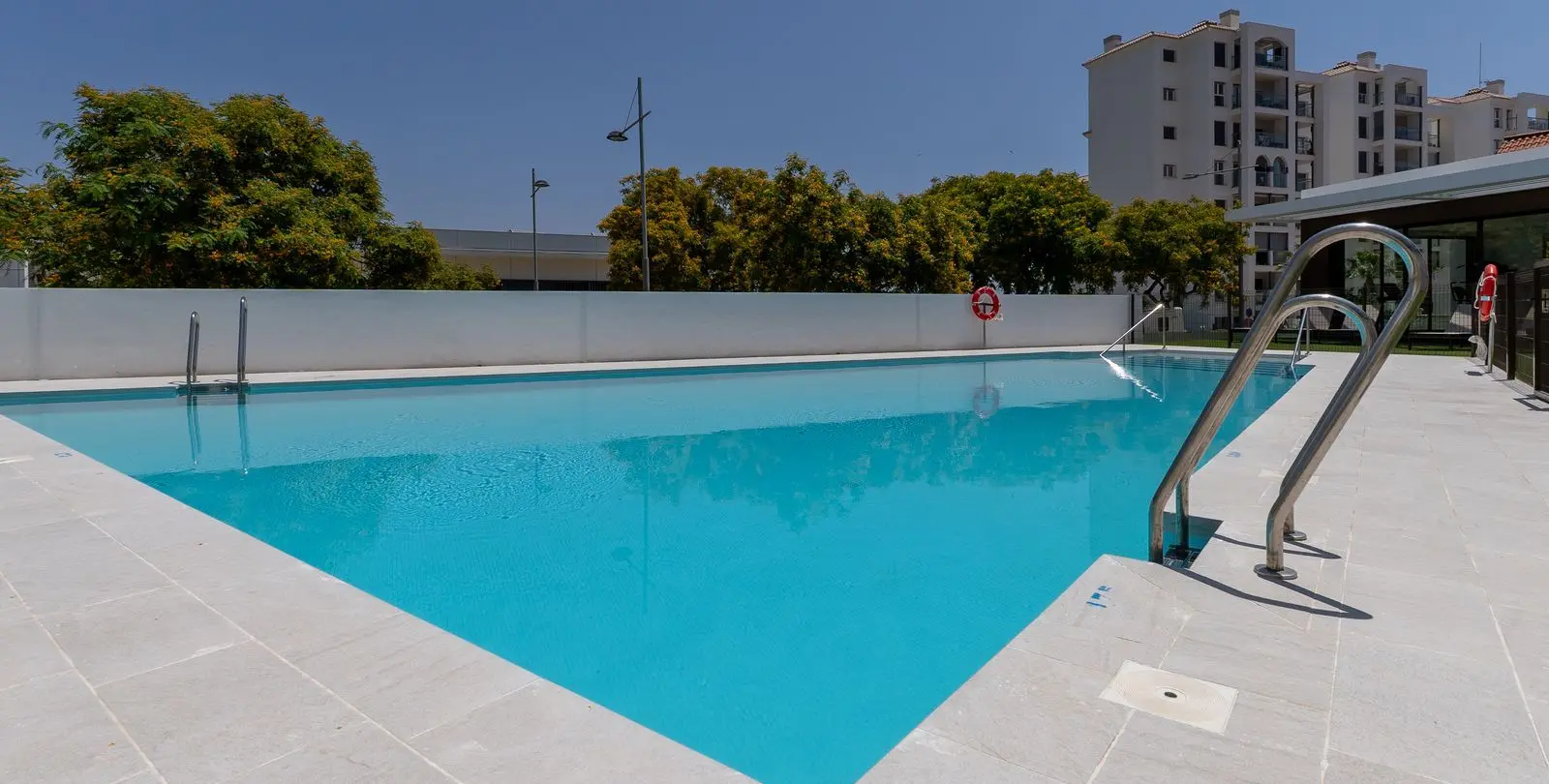 Продажа апартаментов на среднем этаже в Estepona 23