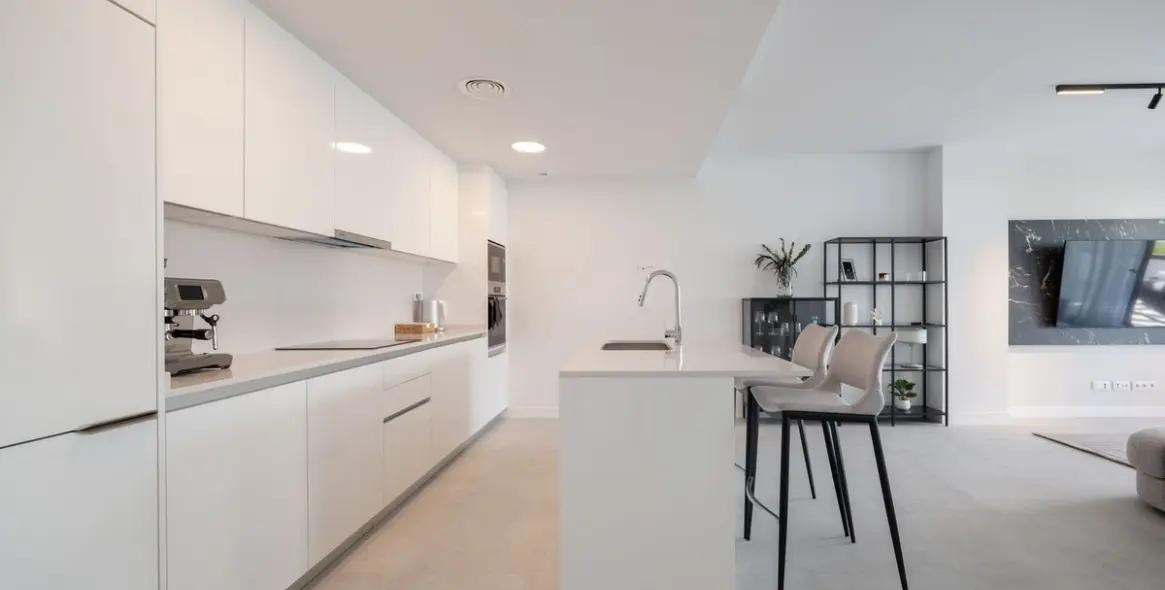 Продажа апартаментов на среднем этаже в Estepona 11