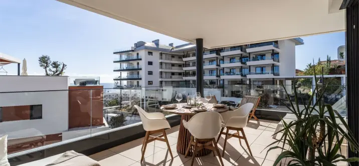 Venta de apartamento en planta media en Higueron 3