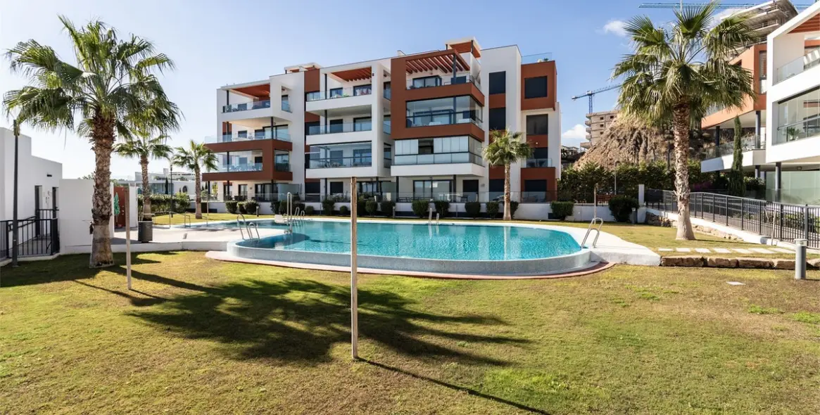 Продажа апартаментов на среднем этаже в Higueron 24