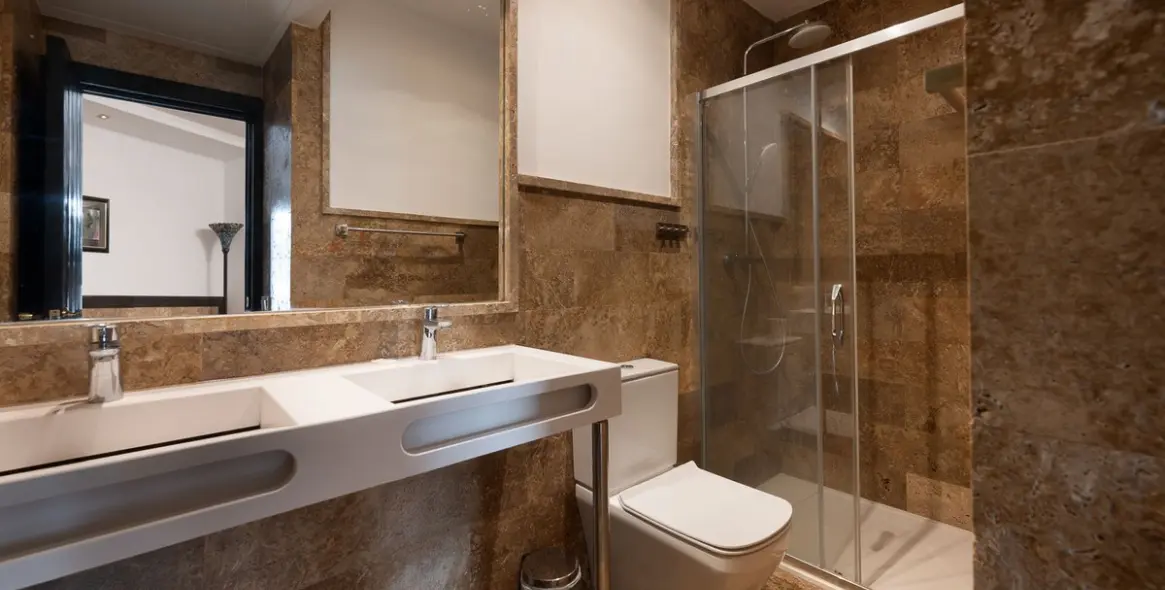 Sale of middle floor apartment in Puerto Banús 11