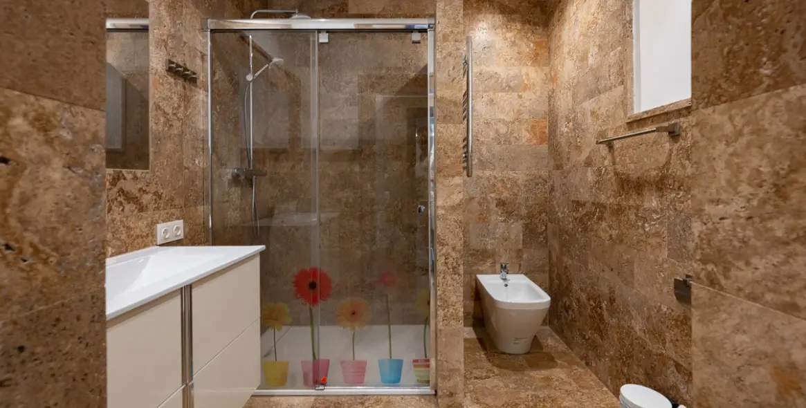 Sale of middle floor apartment in Puerto Banús 12