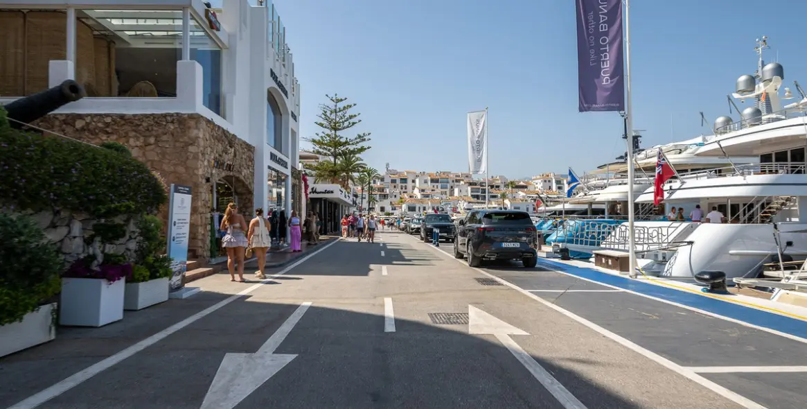 Sale of middle floor apartment in Puerto Banús 13