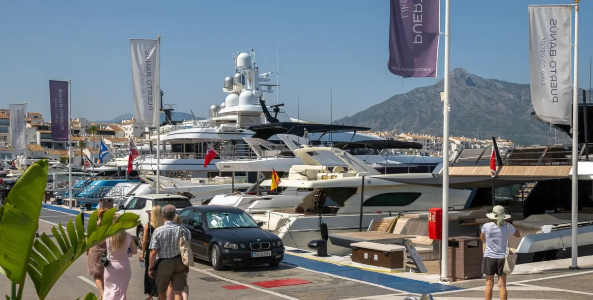 Sale of middle floor apartment in Puerto Banús 14