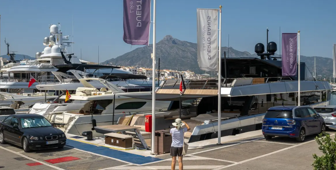 Sale of middle floor apartment in Puerto Banús 15