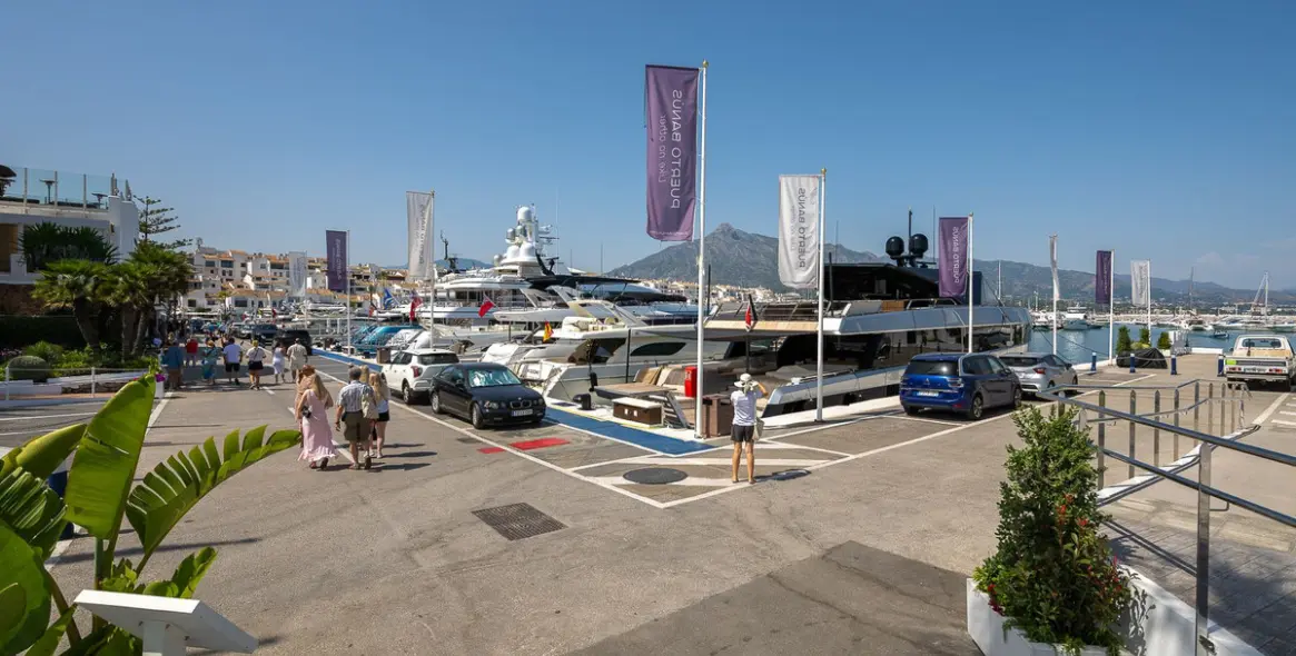 Sale of middle floor apartment in Puerto Banús 16