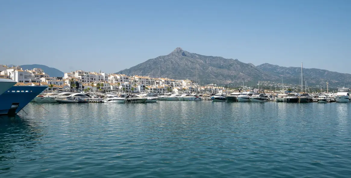 Sale of middle floor apartment in Puerto Banús 19