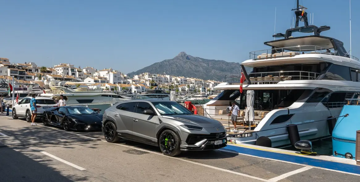 Sale of middle floor apartment in Puerto Banús 20