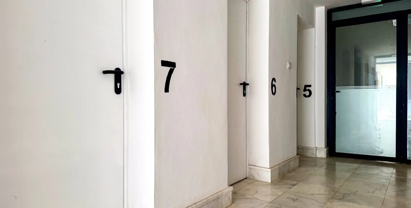 Venta de apartamento en planta media en Nueva Andalucía 19