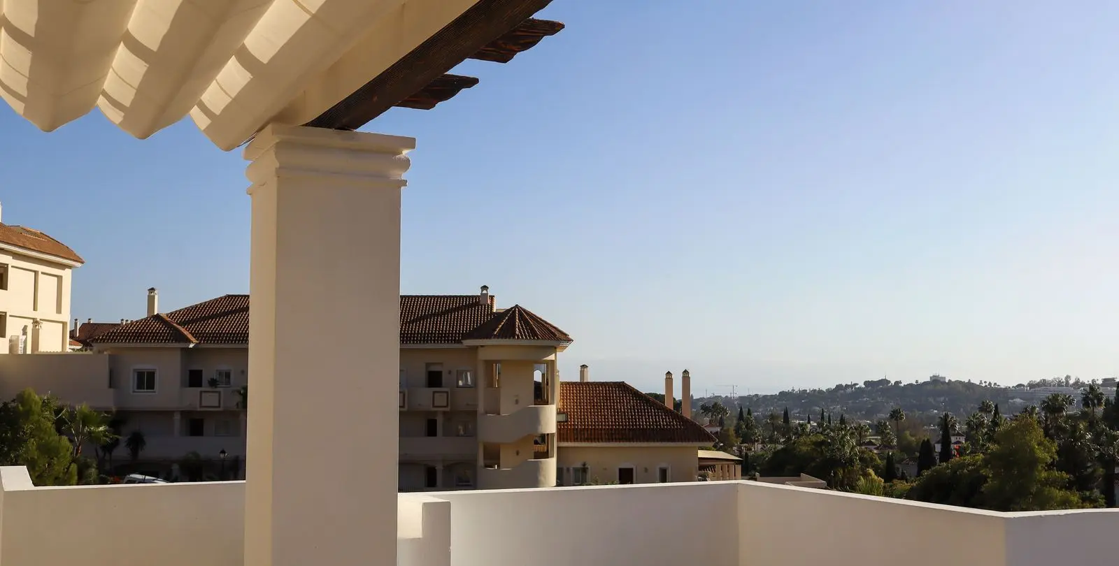 Venta de apartamento en planta media en Nueva Andalucía 50