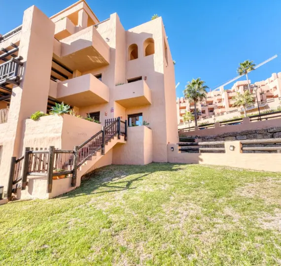 Продажа апартаментов на первом этаже в La Duquesa