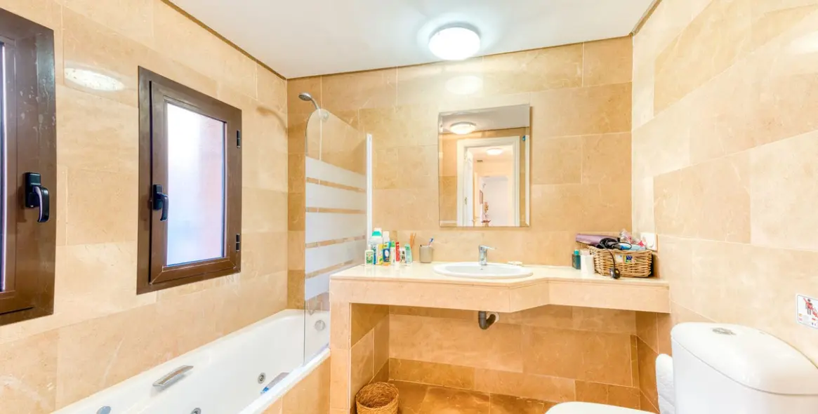 Sale of ground floor apartment in La Duquesa 21