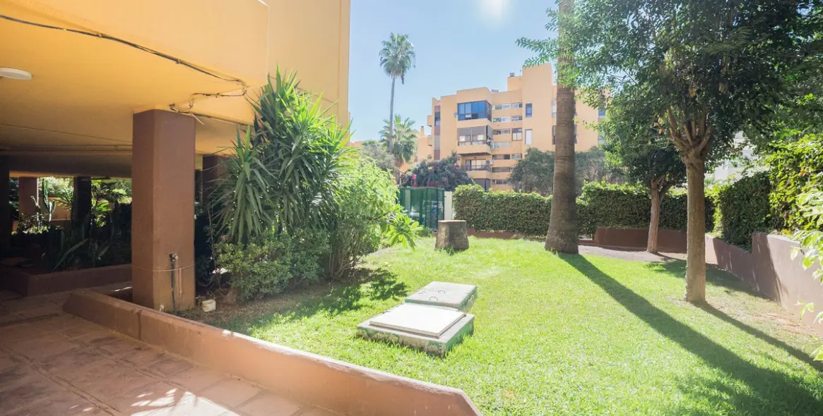 Sale of middle floor apartment in Marbella 1