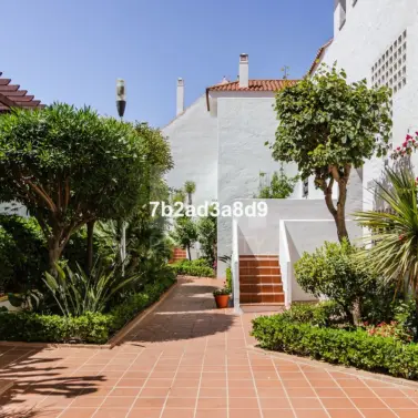 Sale of middle floor apartment in Nueva Andalucía