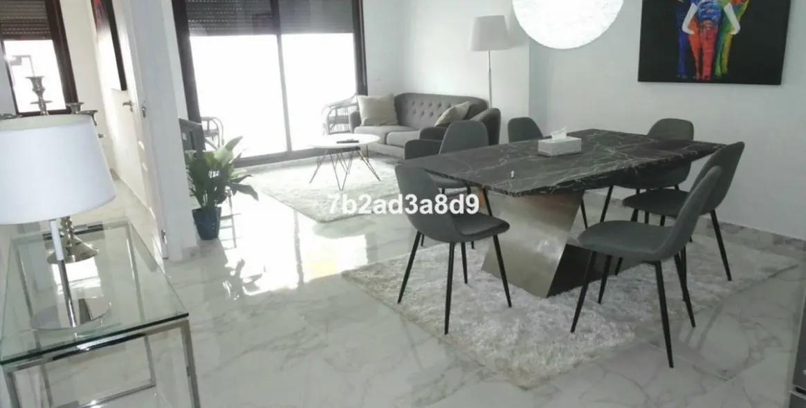 Venta de apartamento en planta media en Nueva Andalucía 2