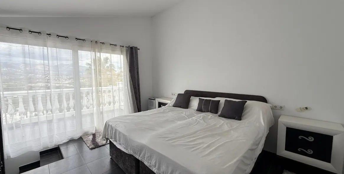 Продажа  отдельно стоящей виллы в Cerros del Aguila 21