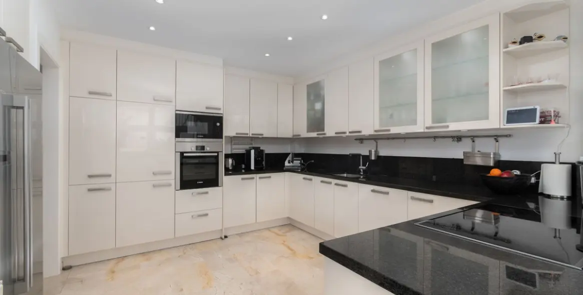 Продажа  отдельно стоящей виллы в Riviera del Sol 10