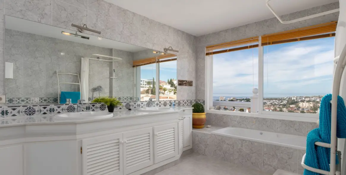 Sale of detached villa in Riviera del Sol 28