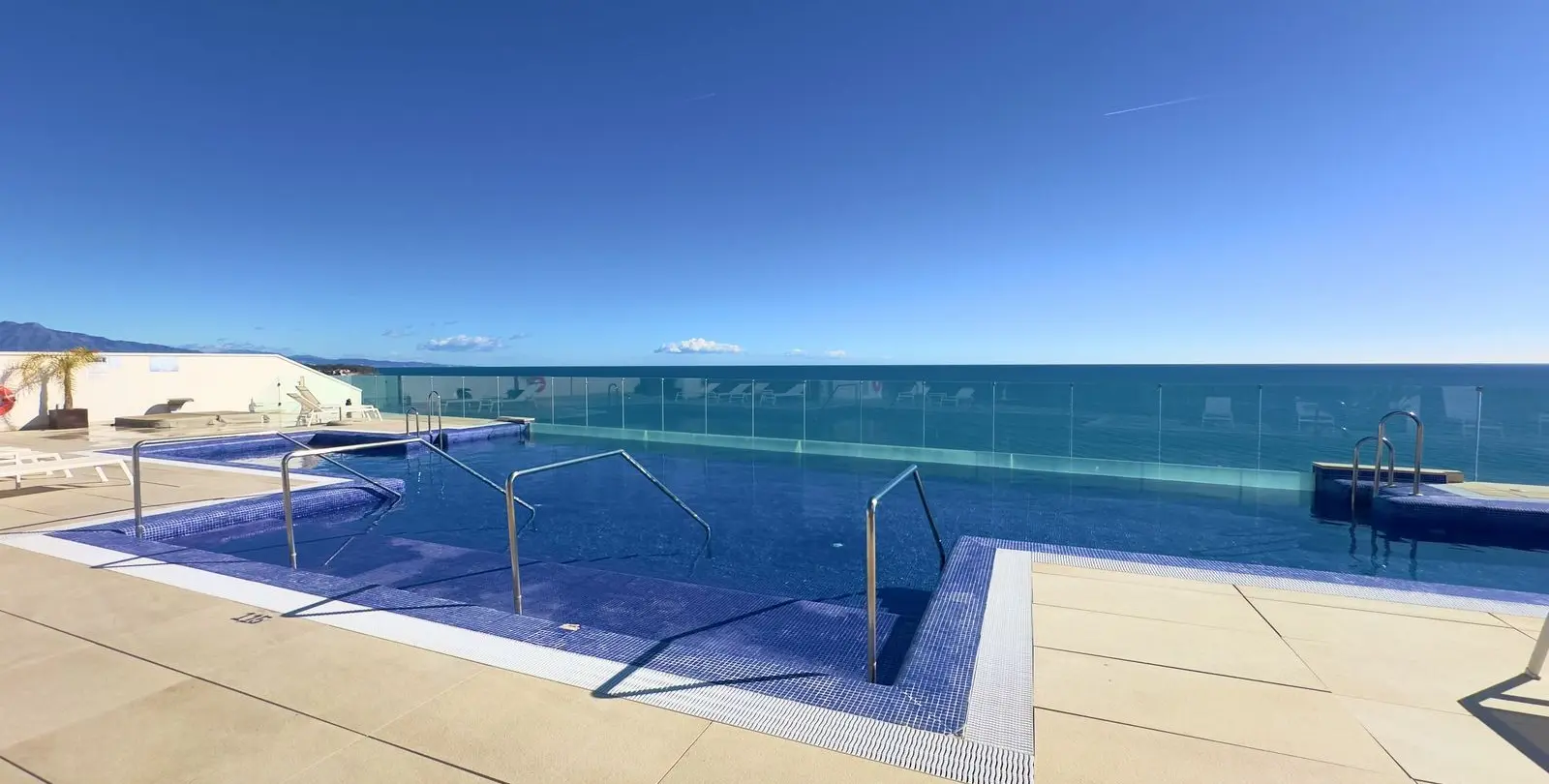 Продажа апартаментов на среднем этаже в Estepona 5