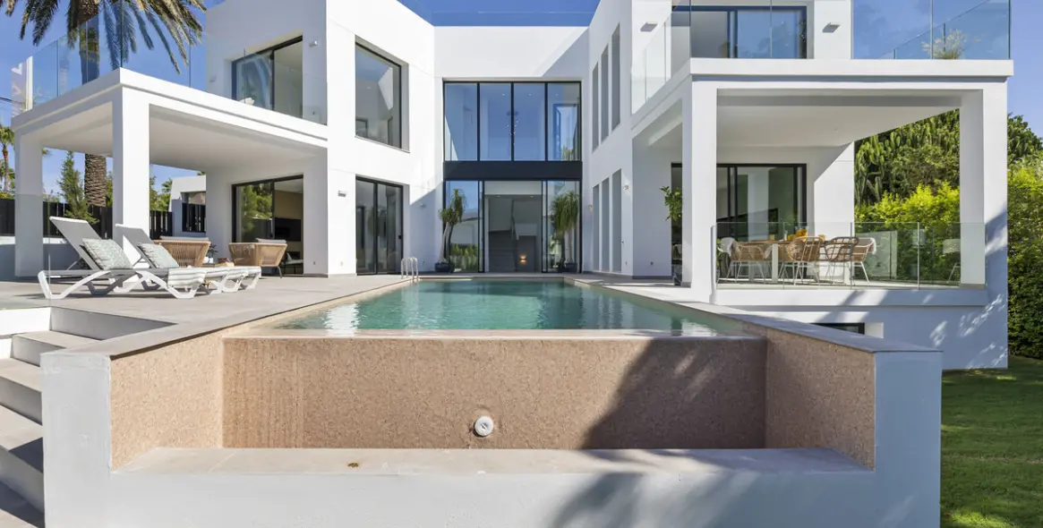 Sale of detached villa in Marbesa 2