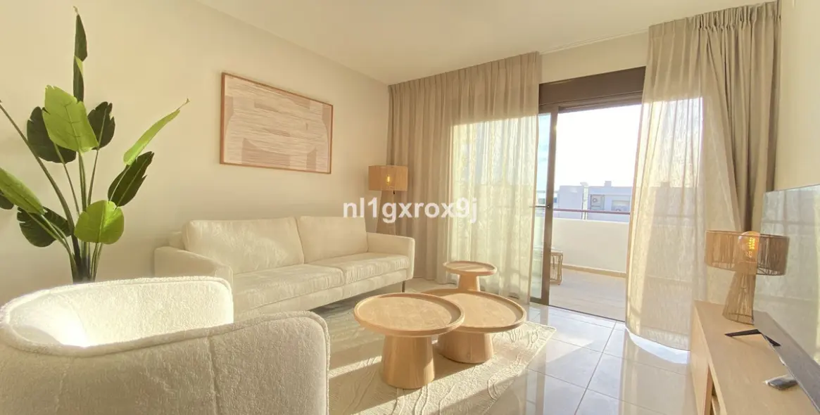 Sale of middle floor apartment in Estepona 2