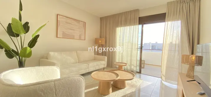 Venta de apartamento en planta media en Estepona 1