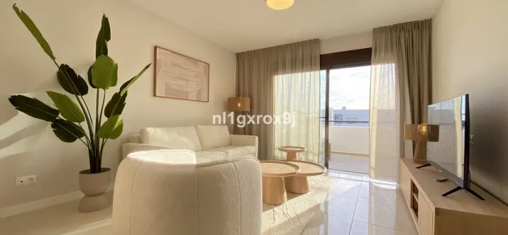 Venta de apartamento en planta media en Estepona 2