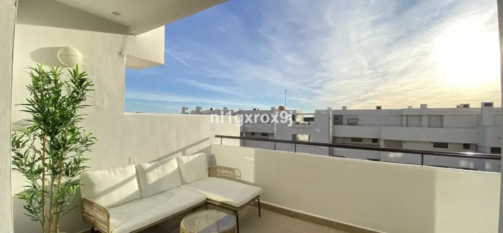 Venta de apartamento en planta media en Estepona 4