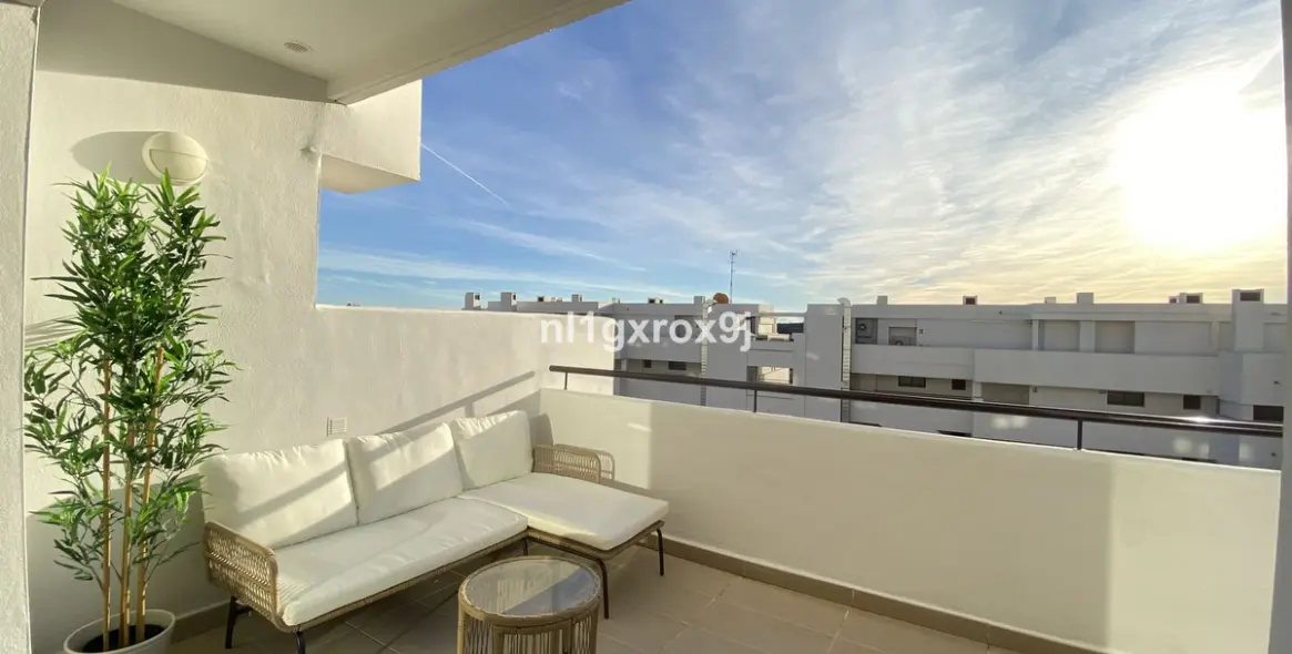 Sale of middle floor apartment in Estepona 11