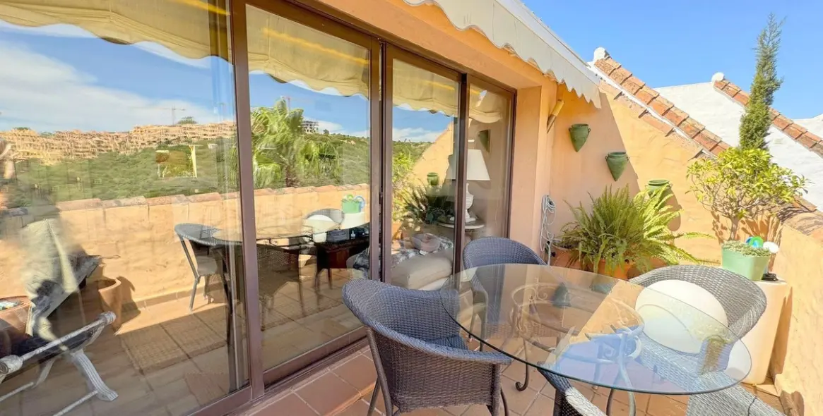 Sale of penthouse in La Duquesa 2