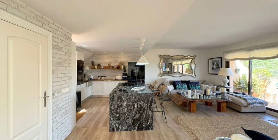 Sale of penthouse in La Duquesa 6