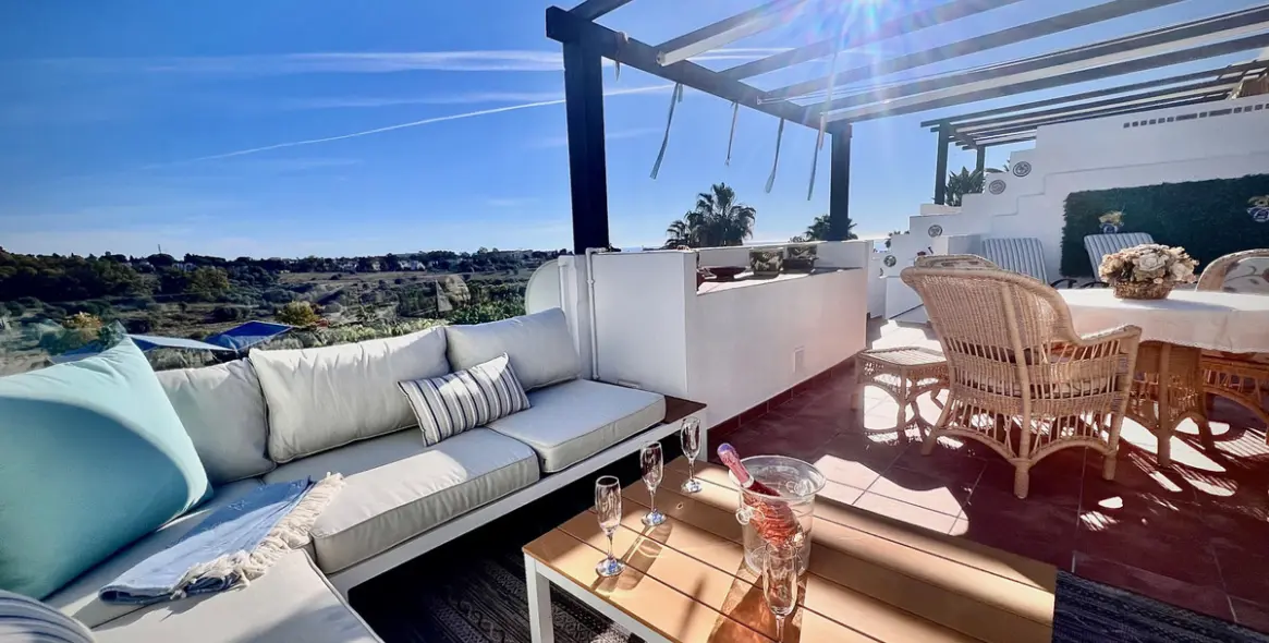 Sale of penthouse in Estepona 1