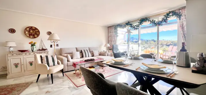 Sale of penthouse in Estepona 2
