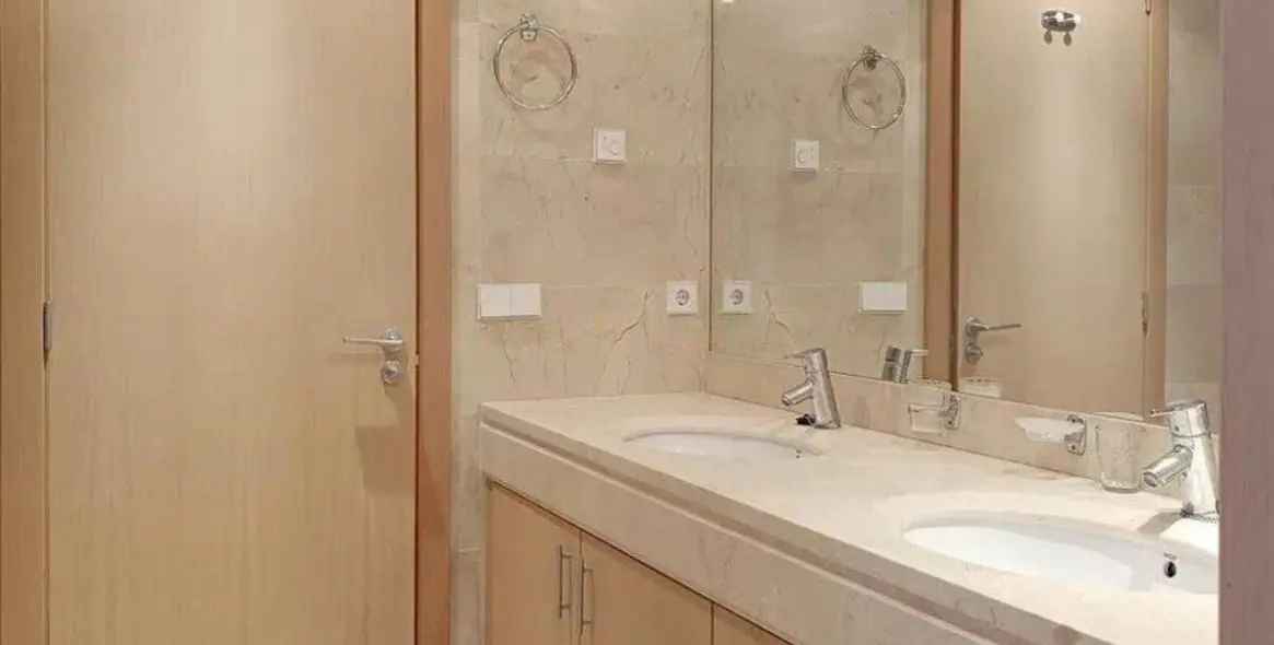 Sale of penthouse in Bel Air 12