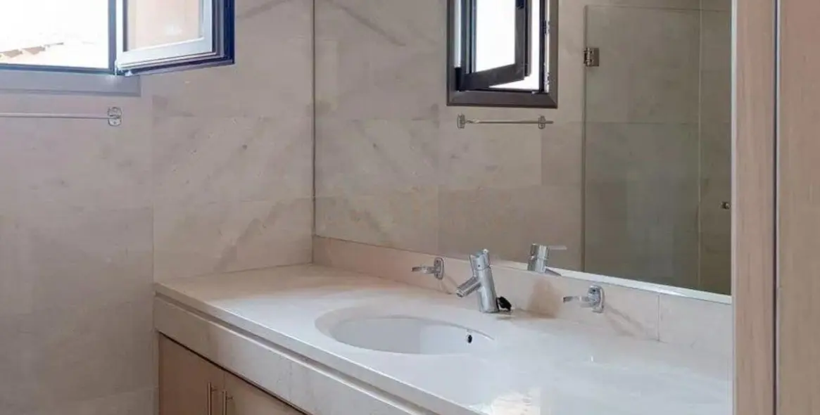 Sale of penthouse in Bel Air 15