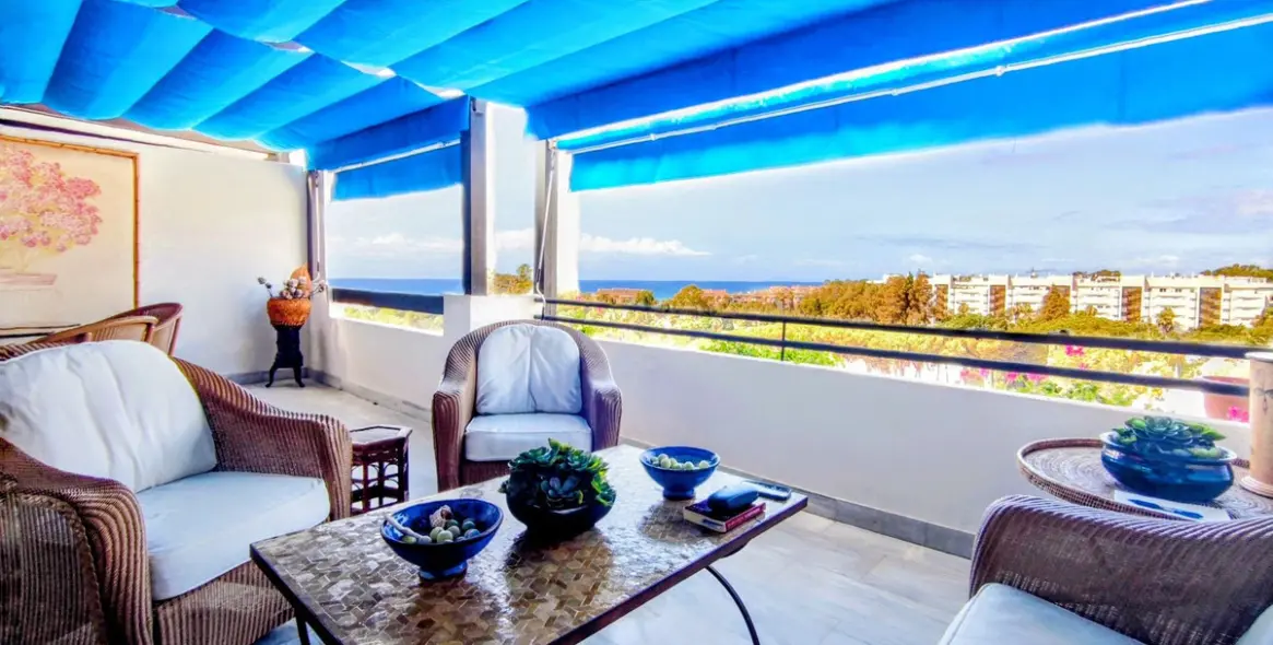 Sale of middle floor apartment in Puerto Banús 1